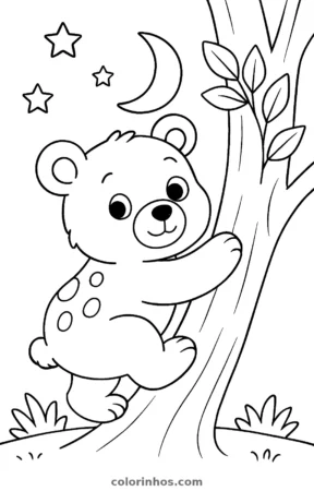 Filhote de urso subindo na árvore, desenho em preto e branco para colorir