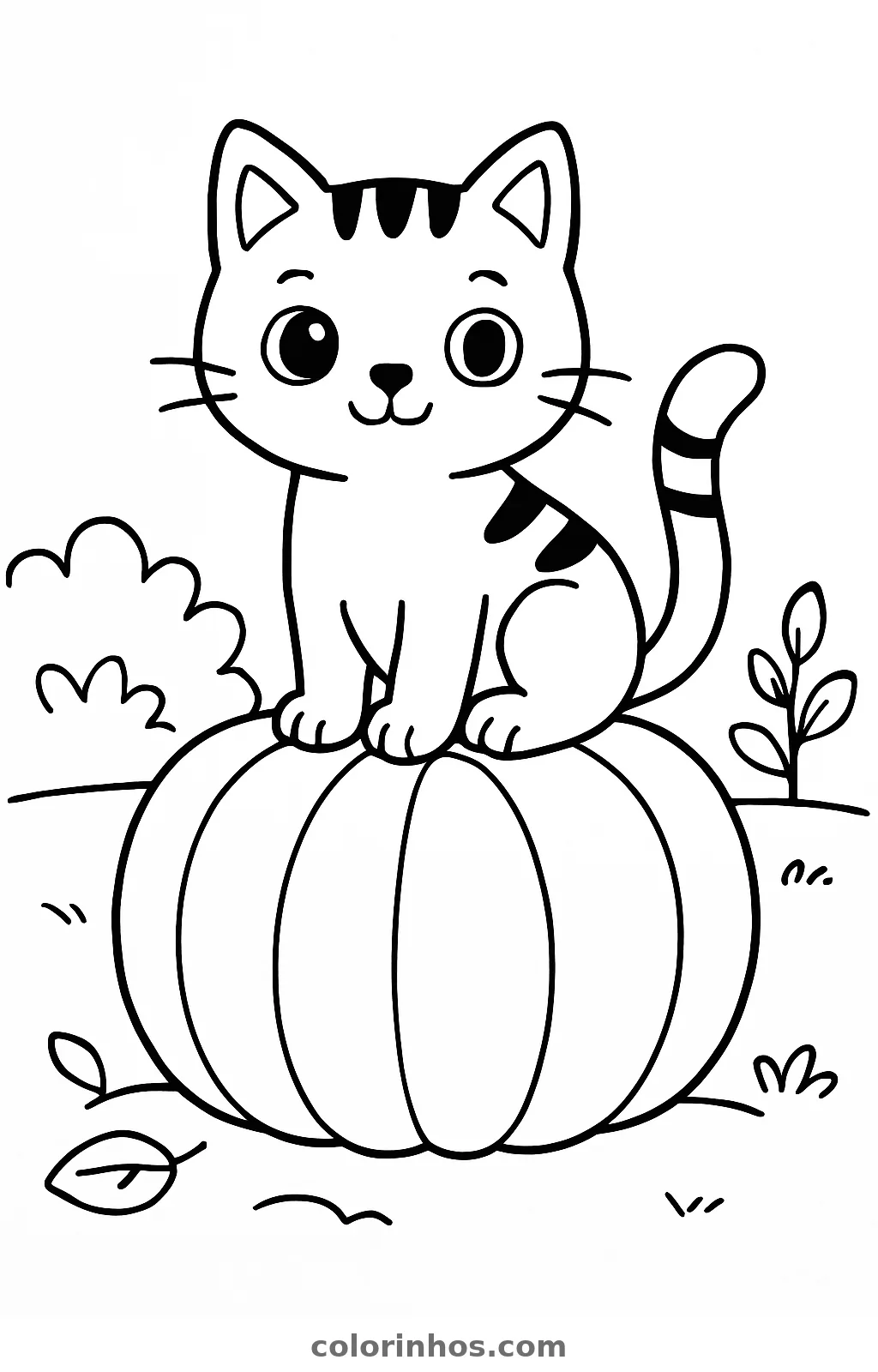 Gato listrado sentado em cima de uma abóbora sem rosto, com arbusto e plantinha, desenho para colorir