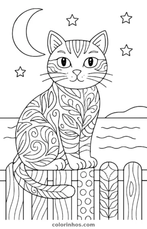 Gato com padrões de folhas e espirais sentado numa cerca de madeira à noite, com meia-lua e estrelas, desenho para colorir