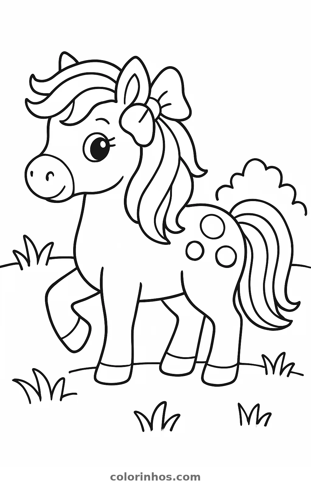 Pônei com um laço na crina e três bolinhas no corpo, de pé na grama, desenho para colorir