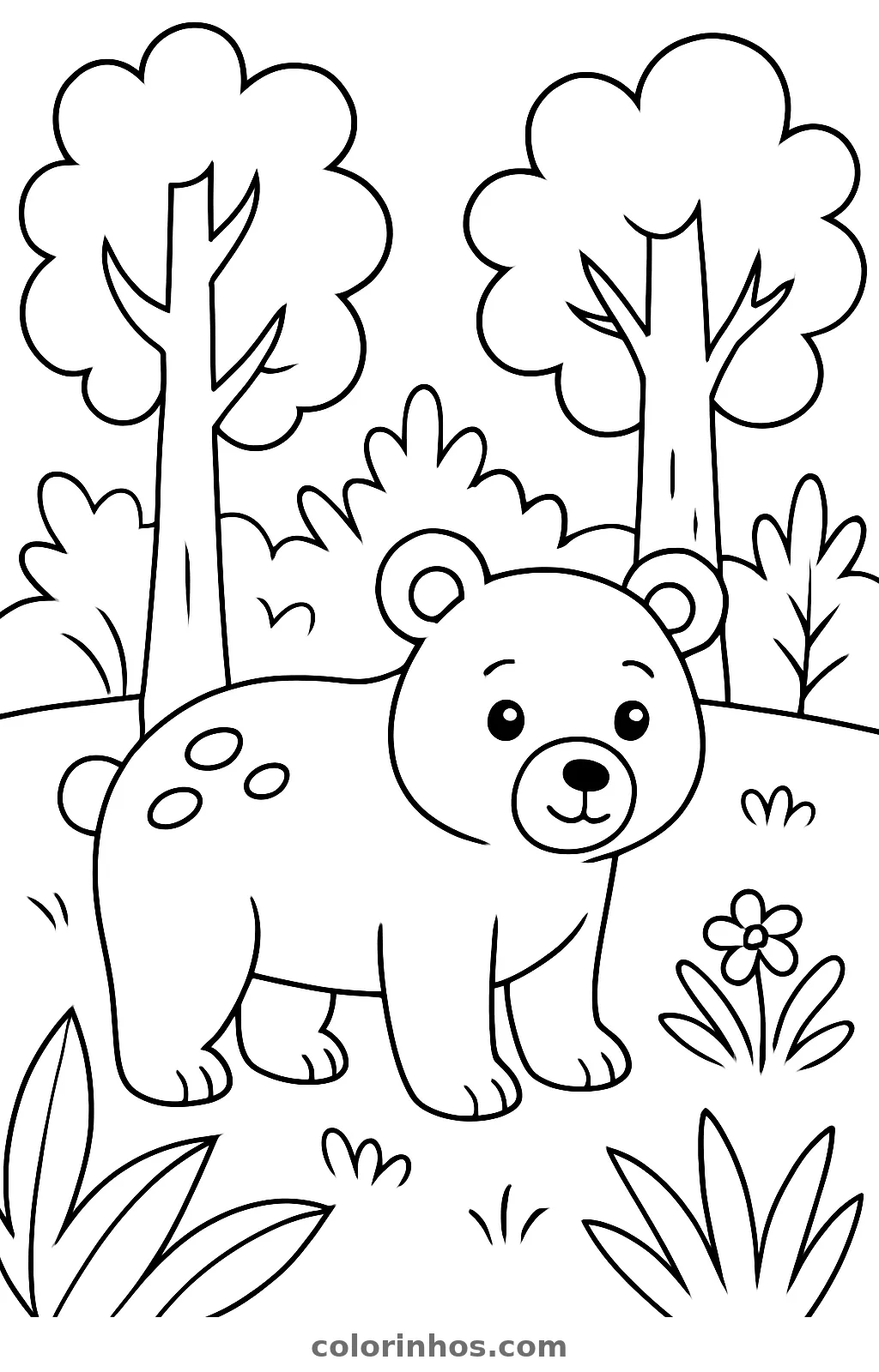 Urso de pé sobre as quatro patas entre duas árvores, arbustos, folhas grandes e uma flor, desenho para colorir